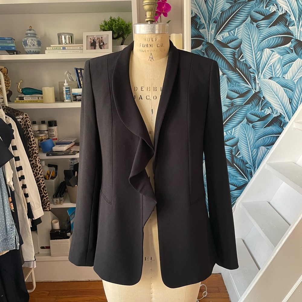 NWOT! Elie Tahari Siyah Ruffled Lapel Blazer